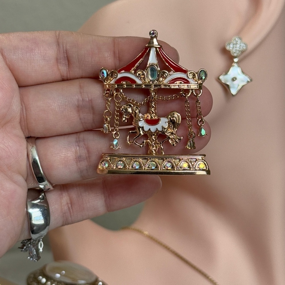Red & White Rhinestone Carousel Brooch. - Picture 6 of 8